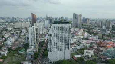 BTS Skytrain ve Bangkok şehrinin gökyüzü manzarası, Tayland