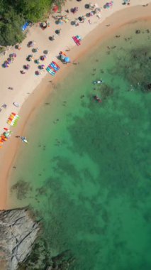 Tayland 'daki Phuket Adası' nda insanları rahatlatan manzaralı plaj manzarası.