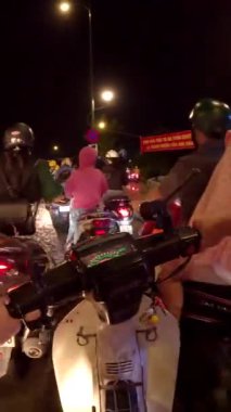 Ho Chi Minh City Saigon, Vietnam 'da trafik saatinde motosiklet sürmenin aşırı hızlanması