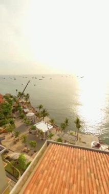 Phu Quoc Adası, Vietnam 'da keşif yapan bir kadının yer aldığı pitoresk Sunset Town üzerindeki FPV uçuşu