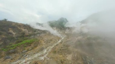 Endonezya 'daki Kawah Ratu volkan krateri üzerinde sinematik FPV uçuşu