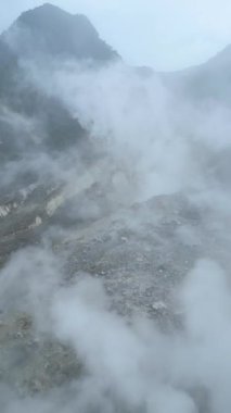 Batı Java, Endonezya 'daki Kawah Ratu volkan kraterindeki dumanı tüten fümerollerin hava görüntüsü