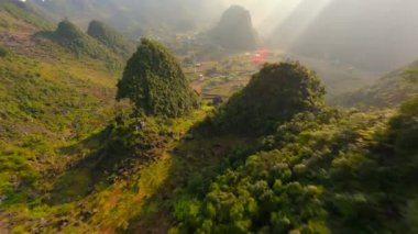 Kuzey Vietnam 'daki pitoresk dağ köyünün üzerinden sinematik FPV uçuşu