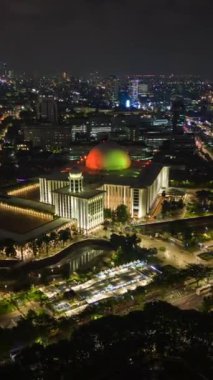 Aydınlatılan İstiklal Camii ve Jakarta şehrinin hava hızında yükselişi, Endonezya