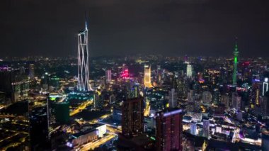 Trafiğin havadan zaman çizelgesi ve Kuala Lumpur şehri geceleyin gökyüzüne yükseliyor, Malezya.