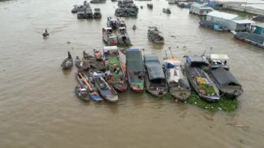 Vietnam 'daki Mekong Delta' daki geleneksel Cai Rang yüzer pazarının hava görüntüsü.