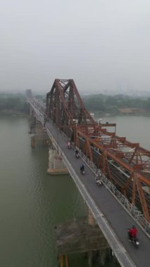 Vietnam 'daki tarihi Long Bien Köprüsü ve Hanoi şehrinin hava görüntüsü