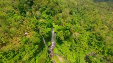 Sekumpul Şelalesi, Bali, Endonezya yakınlarındaki FPV insansız hava aracı dalışı