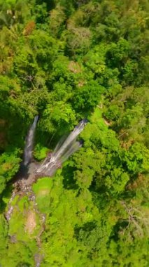 Sekumpul Şelalesi, Bali, Endonezya yakınlarındaki FPV insansız hava aracı dalışı
