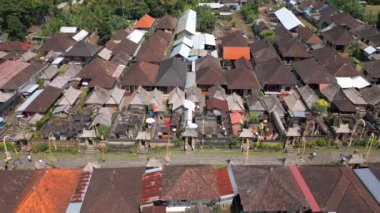 Bali, Endonezya 'da Galungan tatili için dekore edilmiş geleneksel bir Bali köyü olan Penglipuran Köyü' nün havadan görünüşü