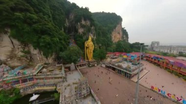 Malezya 'nın Kuala Lumpur kentindeki Batu Mağaraları ve Murugan' ın altın heykelinin sinematik FPV görüntüleri