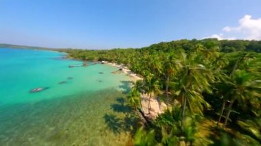 Tayland 'da turkuaz deniz bulunan tropik cennet plajı üzerinde sinematik FPV uçuşu.