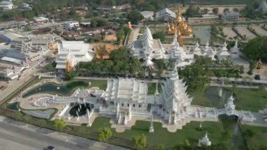 Chiang Rai, Tayland 'daki Beyaz Tapınak ve Altın Tapınak' ın Havadan Görünümü