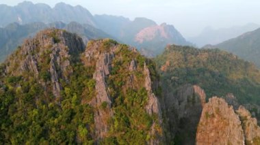 Vang Vieng, Laos 'taki nefes kesici kayalık dağ manzarası