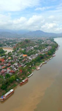 Laos 'taki Luang Prabang şehrinin gökyüzü ve Mekong Nehri manzarası.