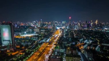 Trafiğin havadan zaman çizelgesi ve Bangkok şehrinin geceleri ufuk çizgisi Tayland