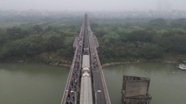 Vietnam 'daki tarihi Long Bien Köprüsü ve Hanoi şehrinin hava görüntüsü
