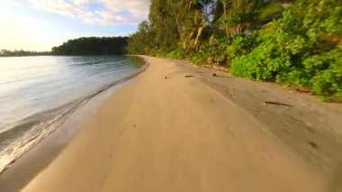 Tayland 'daki Koh Kood tropikal adasındaki kumlu plajda dinamik FPV uçuşu