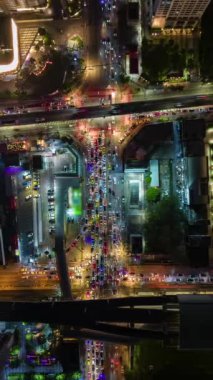 Bangkok, Tayland 'daki kavşakta akşam trafiğinin uçuş zamanı