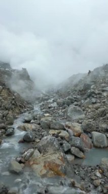 Batı Java, Endonezya 'daki Kawah Ratu volkan kraterinde buharlı fümeroleler