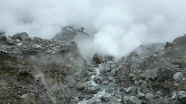 Batı Java, Endonezya 'daki Kawah Ratu volkan kraterinde buharlı fümeroleler