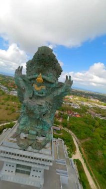 Endonezya, Bali 'deki Garuda Wisnu Kencana Heykeli' nin sinematik FPV çekimi