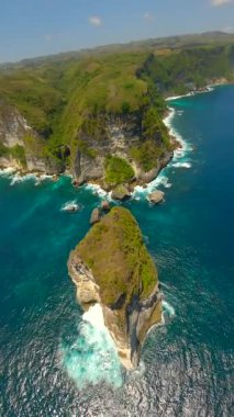 Nusa Penida, Bali, Endonezya 'daki Manta Point' teki turkuaz okyanus suları üzerinde sinematik FPV uçuşu