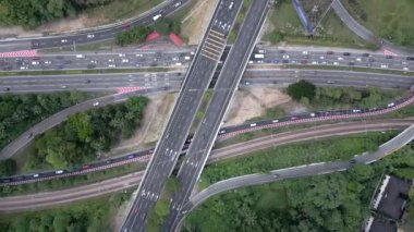 Kuala Lumpur, Malezya 'da sabah trafiğinin hava görüntüsü