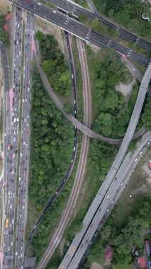 Kuala Lumpur, Malezya 'da sabah trafiğinin hava görüntüsü