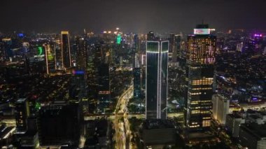 İş bölgesinde ve Jakarta şehrinde gece vakti hava trafiği yükselişi, Endonezya