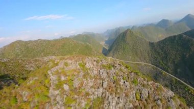 Kuzey Vietnam 'daki Ha Giang döngüsünün dağlık arazisinde sinematik FPV uçuşu..