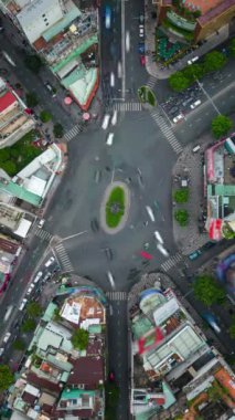 Ho Chi Minh City, Vietnam 'daki yerleşim alanındaki kavşaktaki sabah trafiğinin uçuş zamanı..
