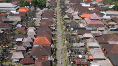 Bali, Endonezya 'da Galungan tatili için dekore edilmiş geleneksel bir Bali köyü olan Penglipuran Köyü' nün havadan görünüşü