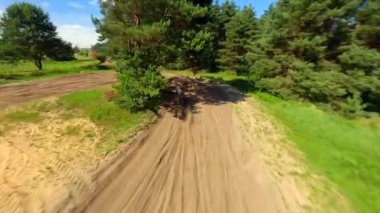 Motokros Sürücüsünün Pistteki Çarpışmasının FPV Çekimi