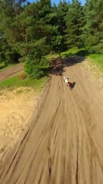 Motokros Sürücüsünün Pistteki Çarpışmasının FPV Çekimi