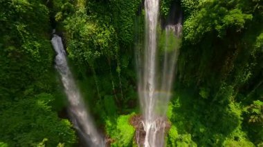 Endonezya 'nın Bali adasında Sekumpul Şelalesi' nin sinematik FPV görüntüleri