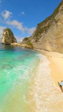 Endonezya 'nın Bali kenti yakınlarındaki Nusa Penida adasındaki büyüleyici Elmas Sahili üzerinde sinematik FPV uçuşu