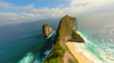 Nusa Penida Adası, Bali, Endonezya 'da Kelingking Sahili üzerinde FPV uçuşu.