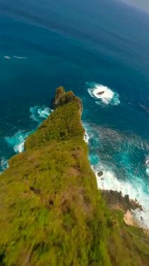 Endonezya, Bali 'deki Nusa Penida Adası' ndaki çarpıcı uçurumlar ve turkuaz okyanus suları üzerinde sinematik FPV uçuşu