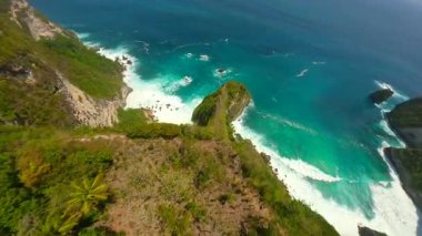 Endonezya, Bali 'deki Nusa Penida Adası' ndaki çarpıcı uçurumlar ve turkuaz okyanus suları üzerinde sinematik FPV uçuşu