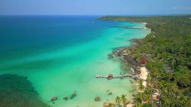 Tayland 'daki Koh Kood Adası' nın turkuaz sularıyla pitoresk tropikal kıyı şeridinin havadan görüntüsü.