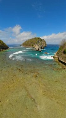 Nusa Penida Adası, Bali, Endonezya 'daki Atuh Sahili üzerinde insansız hava aracı uçuşu
