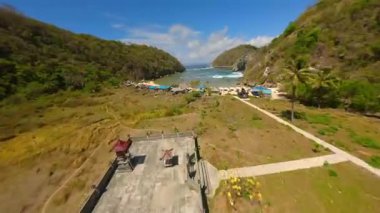 Nusa Penida Adası, Bali, Endonezya 'daki Atuh Sahili üzerinde insansız hava aracı uçuşu