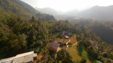 Kuzey Vietnam 'daki pitoresk dağ köyünün üzerinden sinematik FPV uçuşu
