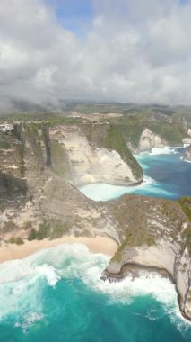 Nusa Penida Adası, Bali, Endonezya 'daki ünlü Kelingking Sahili' nin havadan görünüşü