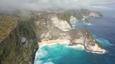 Nusa Penida Adası, Bali, Endonezya 'daki ünlü Kelingking Sahili' nin havadan görünüşü