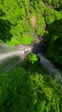 Sekumpul Şelalesi, Bali, Endonezya yakınlarındaki Dinamik FPV insansız hava aracı dalışı