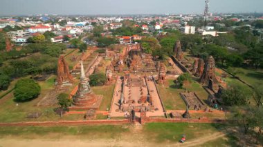Tayland 'ın tarihi Ayutthaya kentindeki eski harabelerin havadan görünüşü