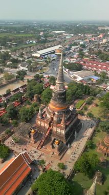 Tayland 'ın tarihi Ayutthaya kentindeki eski harabelerin havadan görünüşü