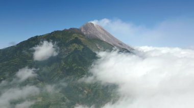 Endonezya 'da aktif bir volkan olan Merapi Dağı' nın havadan görünüşü